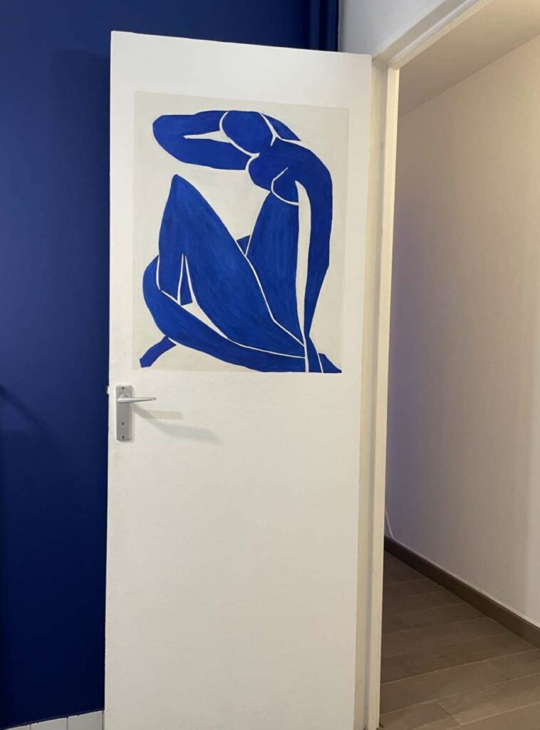 Nu bleu II est l'une des quatre pièces d’une série créée en 1952 par Matisse, exécutée en papiers gouachés découpés et collés sur toile. Nu Bleu II reprend une pose dans laquelle le bras est replié derrière le cou et la jambe pliée devant la poitrine. Cette pose a souvent été traitée par Matisse tant en peinture (Nu assis, Olga, 1910) qu'en sculpture. C'est le jaillissement impitoyable d'une forme délivrée, dans l'espace. Dans les Nus bleus, les vides, intervenant entre les morceaux découpés, mettent l'accent sur les articulations. 

