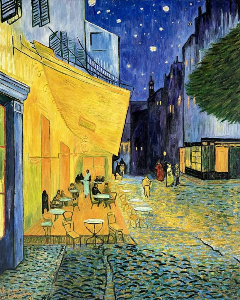 Cette peinture décrit la voûte étoilée, les toits, les rues et la promenade lointaine d'une soirée au cœur de la ville. De petites tables d'une terrasse qui s'étend à perte de vue, avec des clients lointains. Et le serveur debout, dans la tache blanche de son tablier, la tête penchée sur les commandes. Tous protégés par un énorme rideau jaune, et un peu vert comme le mur, dont le reflet parvient jusqu'au pavé de la rue. 
Van Gogh raconte avec les couleurs d'une palette excentrique la nuit de sa chère Arles, son atmosphère, quand le soleil n'est plus et que les formes se confondent avec leur ombre. Dans ces moments, les sens sont exacerbés par l'obscurité : odeurs, bruits, perceptions tactiles, sentiments. La terrasse du café s'étend de manière démesurée, elle est jaune, rougeâtre, et même verte, comme l'absinthe, tandis qu'en fond, des silhouettes, des ombres et l'obscurité se disposent sous un ciel fleuri d'étoiles grossières. 

